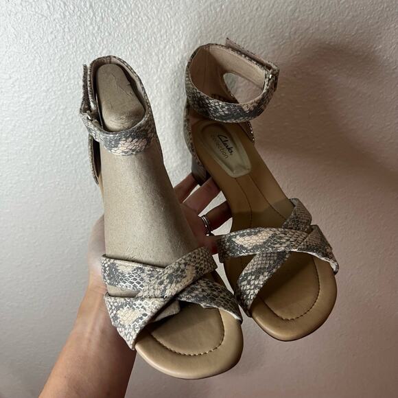 Clarks Desirae Lily Womens 8 Snakeskin Beige Metallic Heel Ankle Strap Sandals - Picture 4 of 8